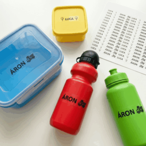 Áttetsző, vízálló, öntapadós matricák tárgyakra egyedi névvel, jellel